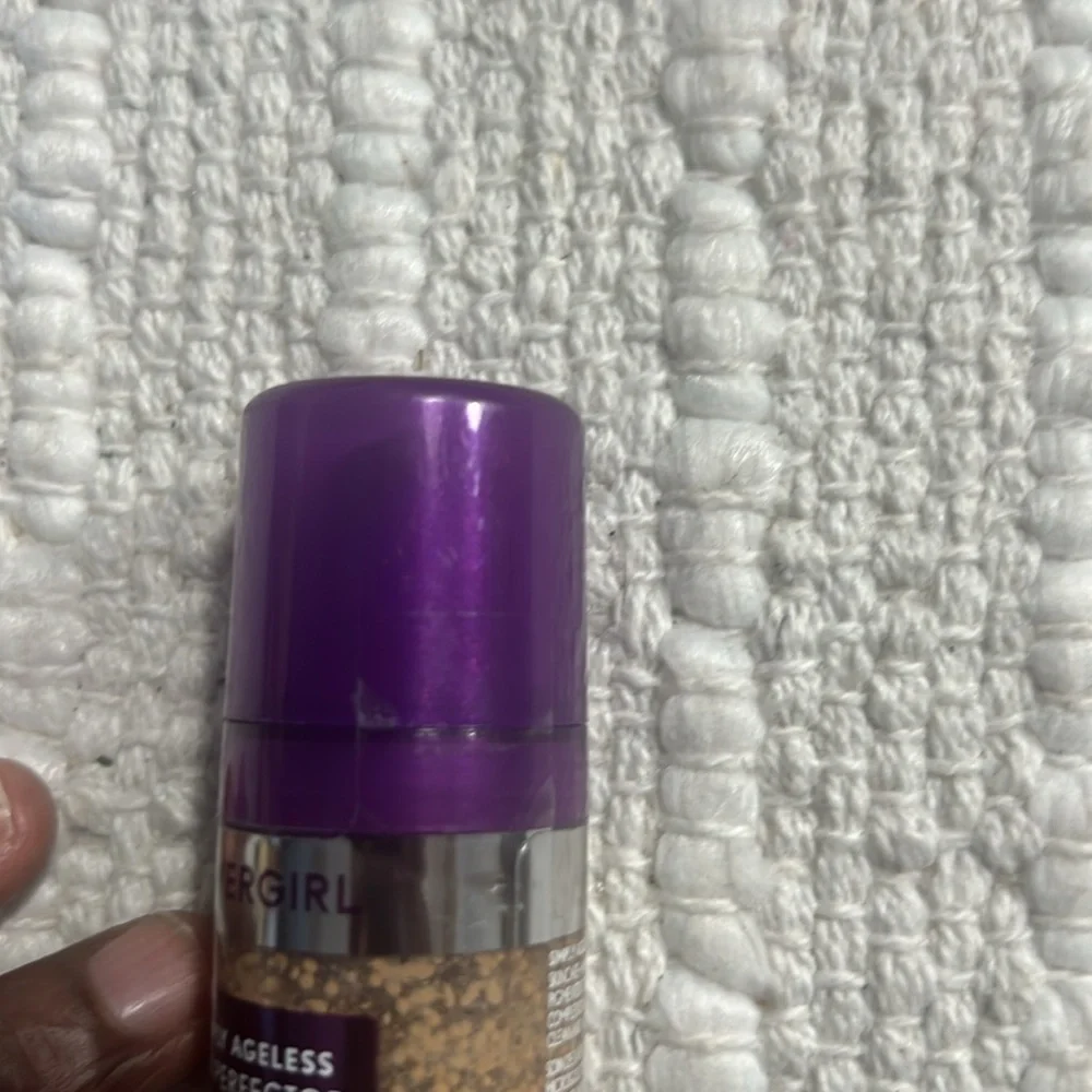 COVERGIRL Simply Ageless Essence 40 Medium Shade 30mL